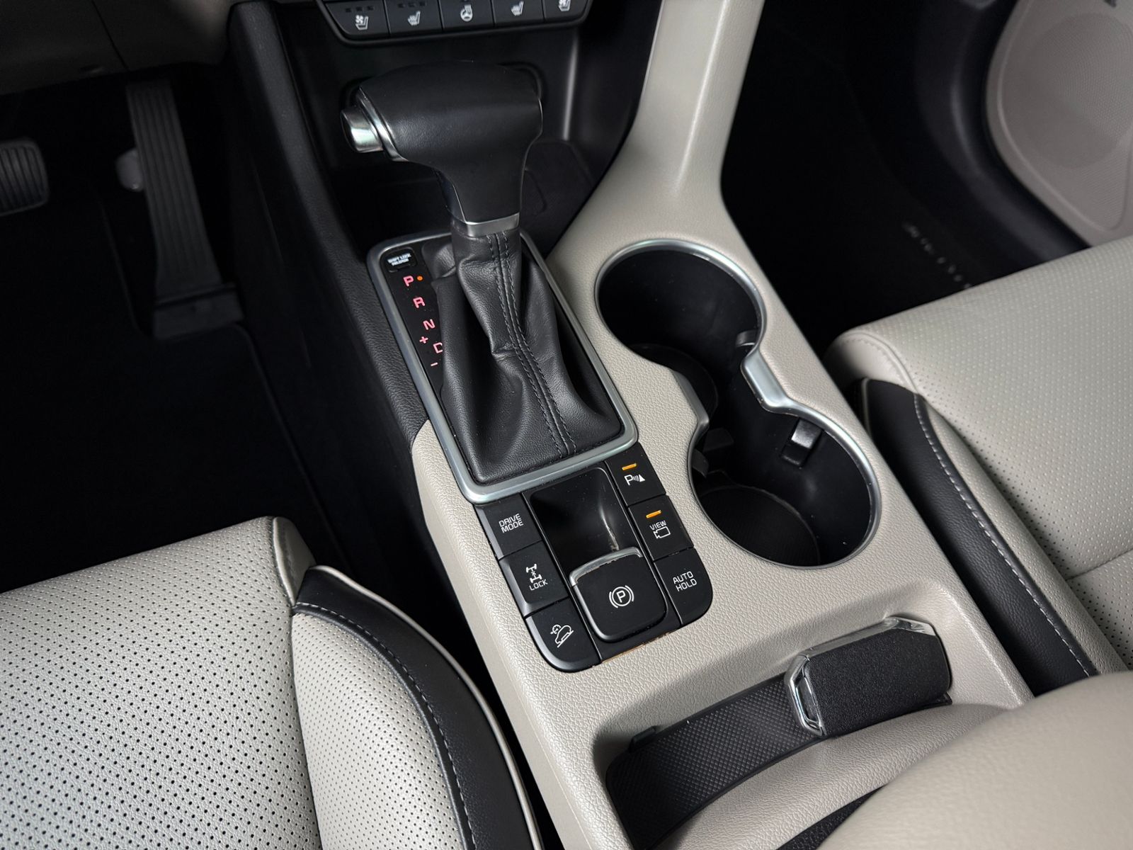 Fahrzeugabbildung Kia Sportage Platinum Edition 4WD PANO LED NAVI