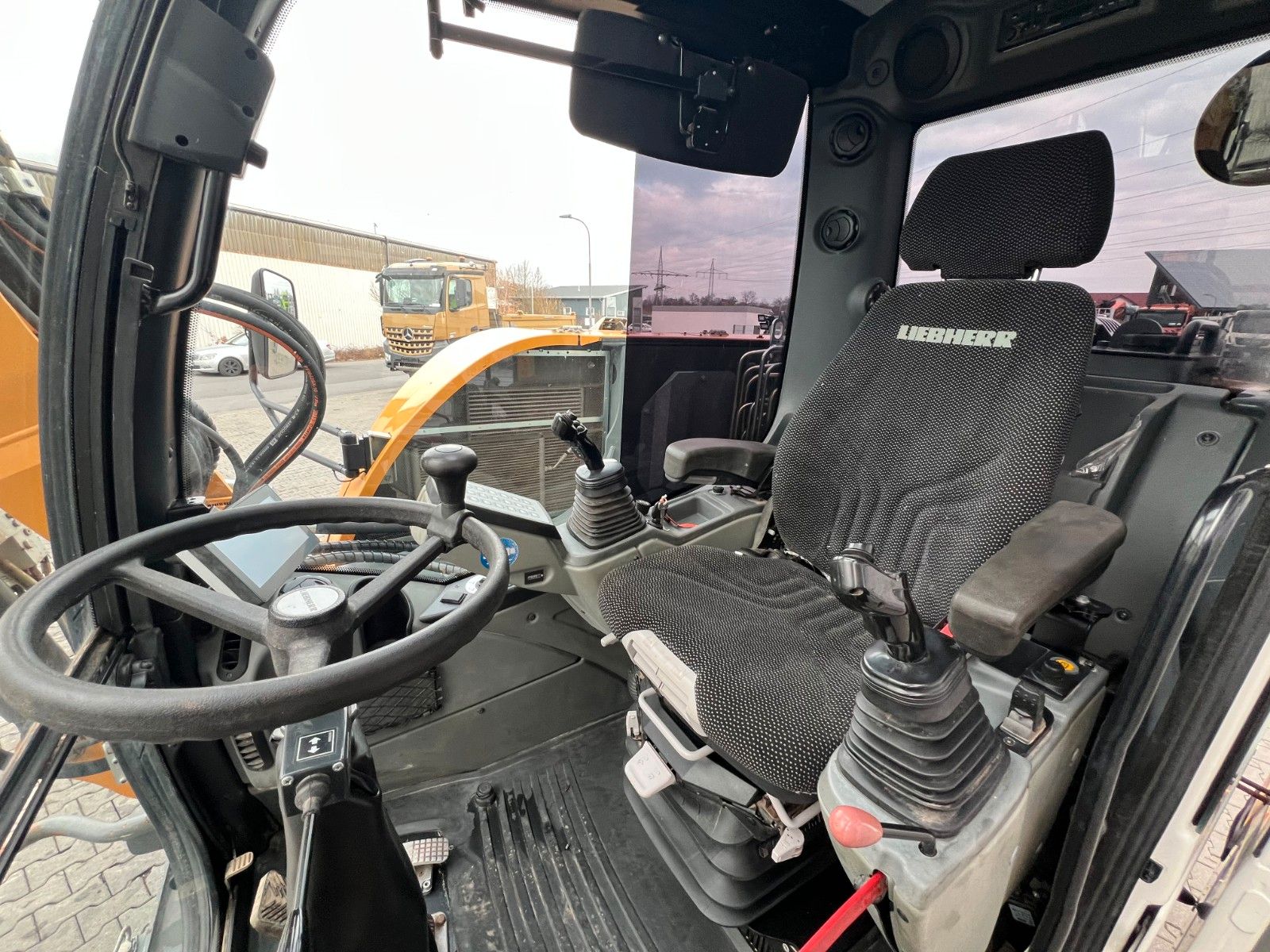 Fahrzeugabbildung Liebherr A 910 C Litronic / 2.381h / SW33