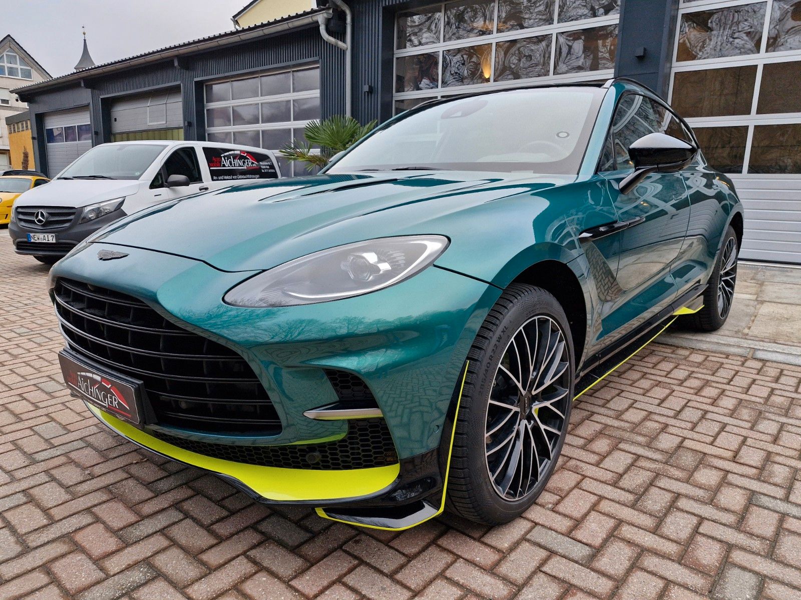ASTON MARTIN DBX