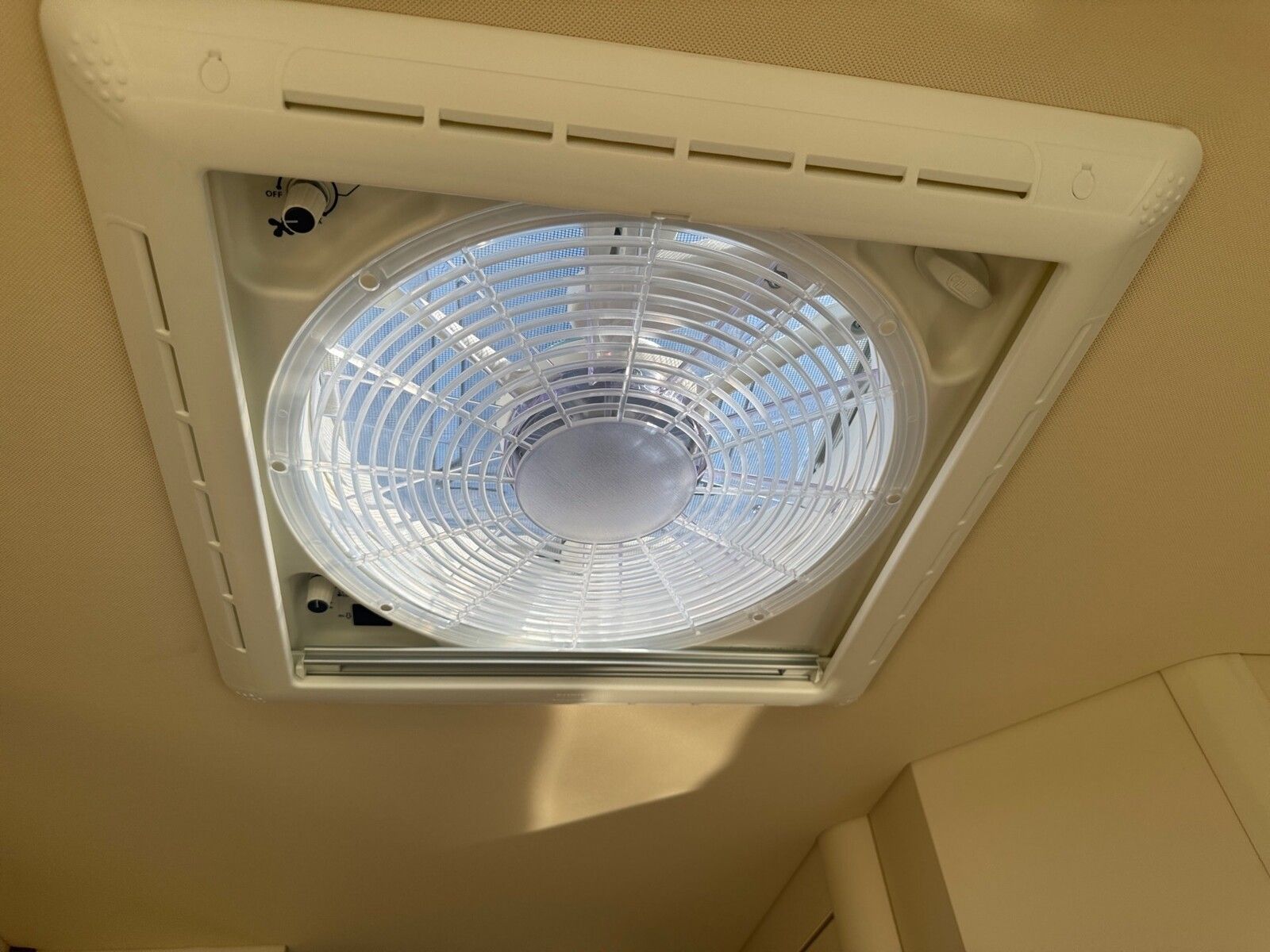 Fahrzeugabbildung Eura Mobil Contura CT 766 EF LuminaryPlus,Fahrassistenz