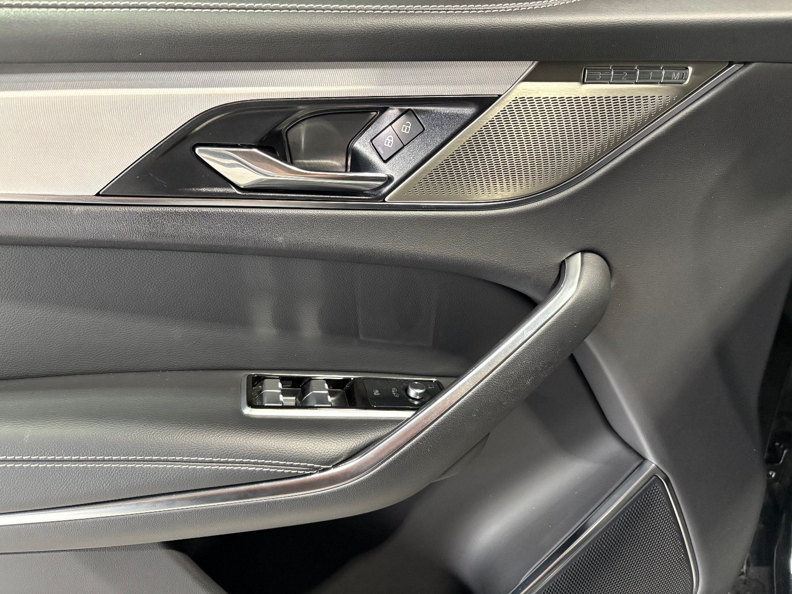Fahrzeugabbildung Jaguar F-PACE R-Dynamic SE AWD/D300/PANO/APPLE/MEMORY/