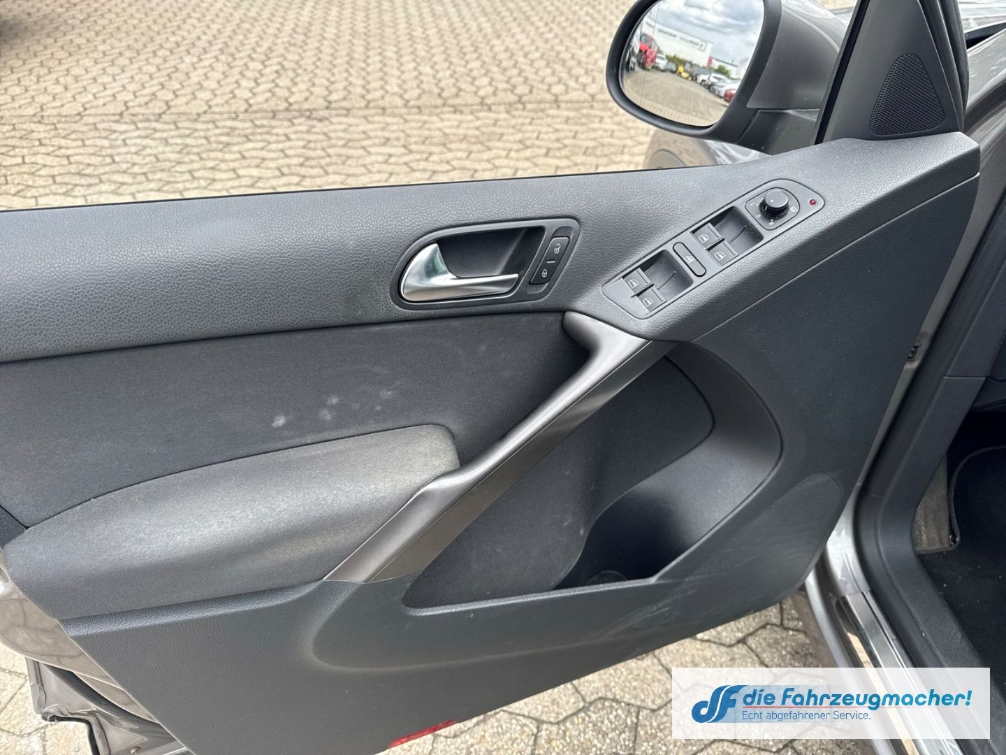 Fahrzeugabbildung Volkswagen Tiguan Sport & Style 4Motion El. Panodach *EXPO