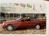 Mercedes-Benz E 220 Cabrio aus Familienbesitz im Werk abgeholt - Mercedes-Benz E 220 mit Benzin-Antrieb
