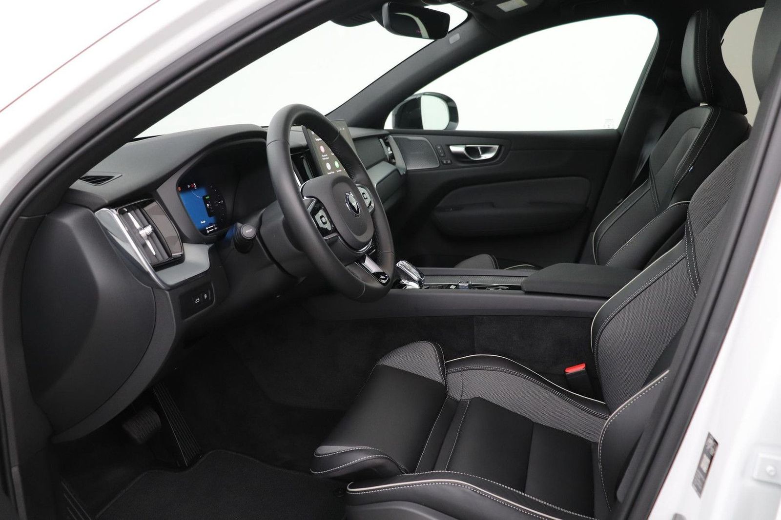 Volvo XC60 T6 Plus Black Edition | Harman/Kardon | pan imagem 3
