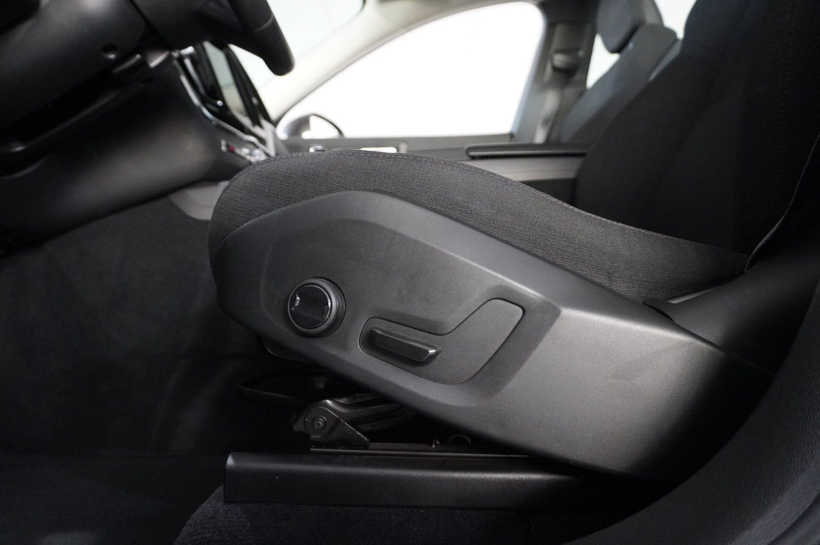 Fahrzeugabbildung Volvo XC 60 MOMENTUM PRO 2WD NAVI/LED/360°/VIRT./AHK