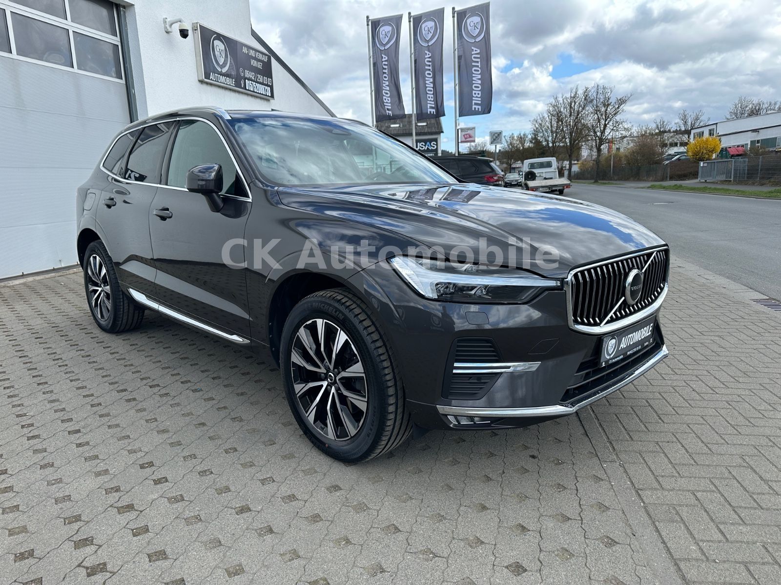 Fahrzeugabbildung Volvo XC60 B4 Plus Bright 2WD/Navi/Leder/Kam/LED/AHK