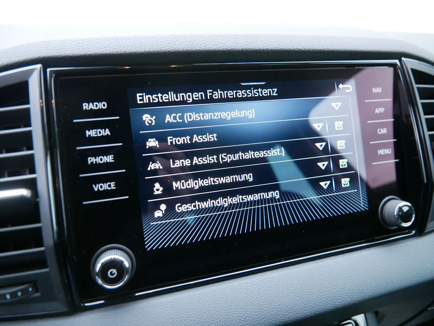 Fahrzeugabbildung SKODA Karoq 1.5 TSI Selection NEU40T DSG ACC SHZ+LHZ