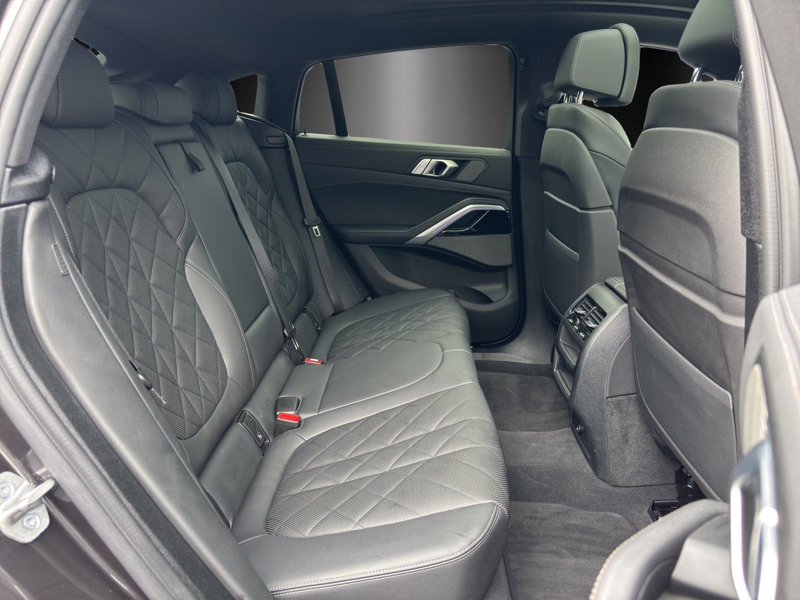 Fahrzeugabbildung BMW X6 xDrive 30d xLine/PANO-DA./AHK/LASER/HUD/360°