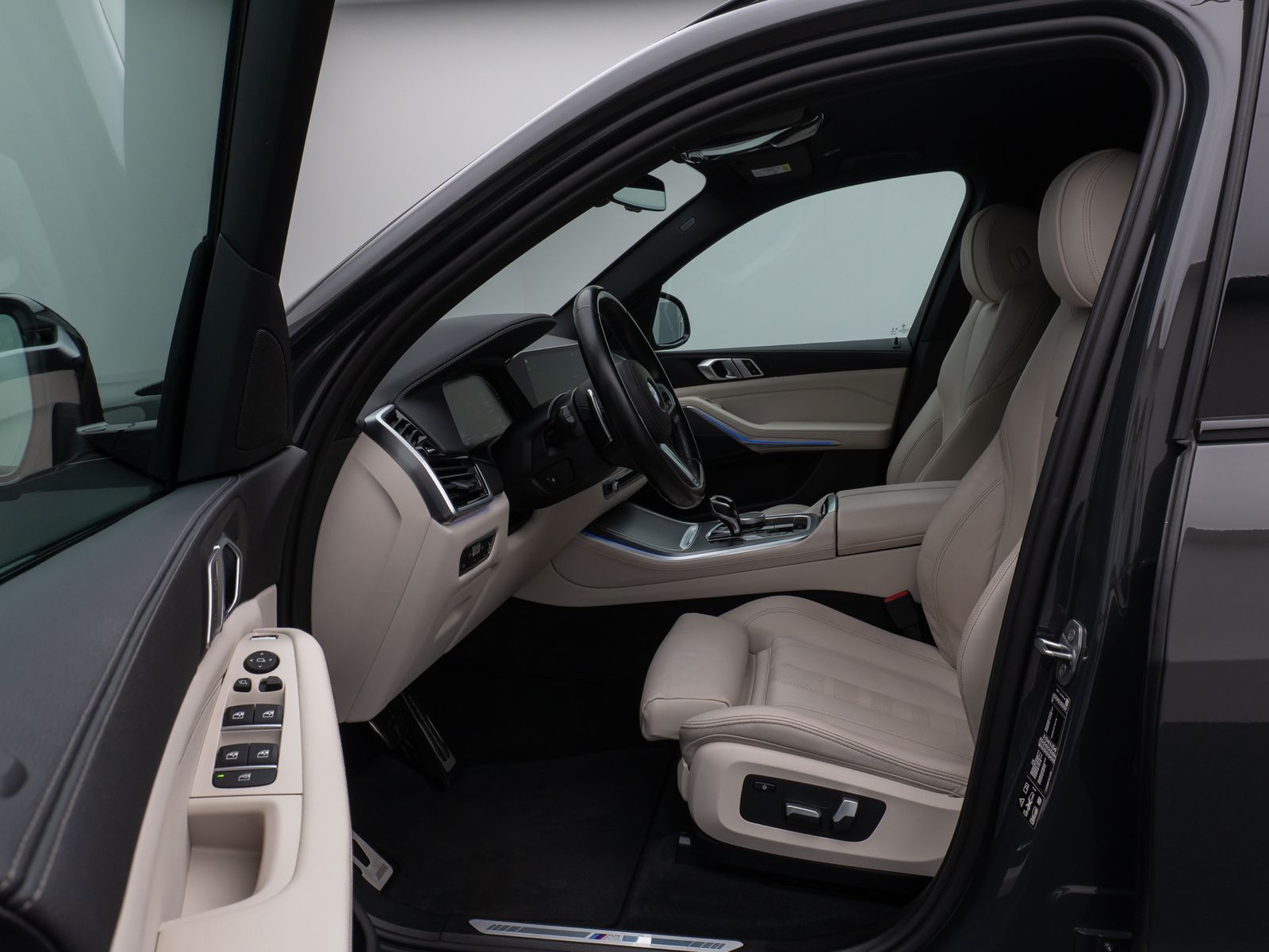 Fahrzeugabbildung BMW X5 xD30d M Sport Kamera HUD DAB HiFi Komfort 20"