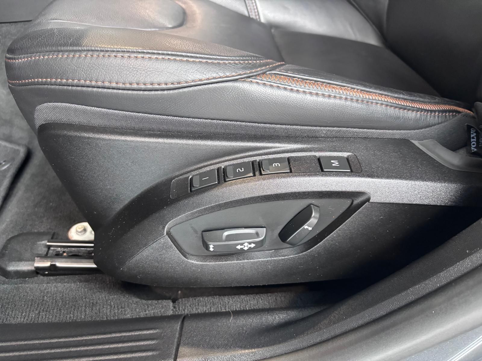 Fahrzeugabbildung Volvo V40 Cross Country Plus PANO ACC BLIS LED