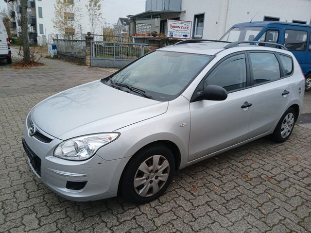 Hyundai i30   1.6 mit 127PS.1 Hand.E-Fenster.Tüv.46000km