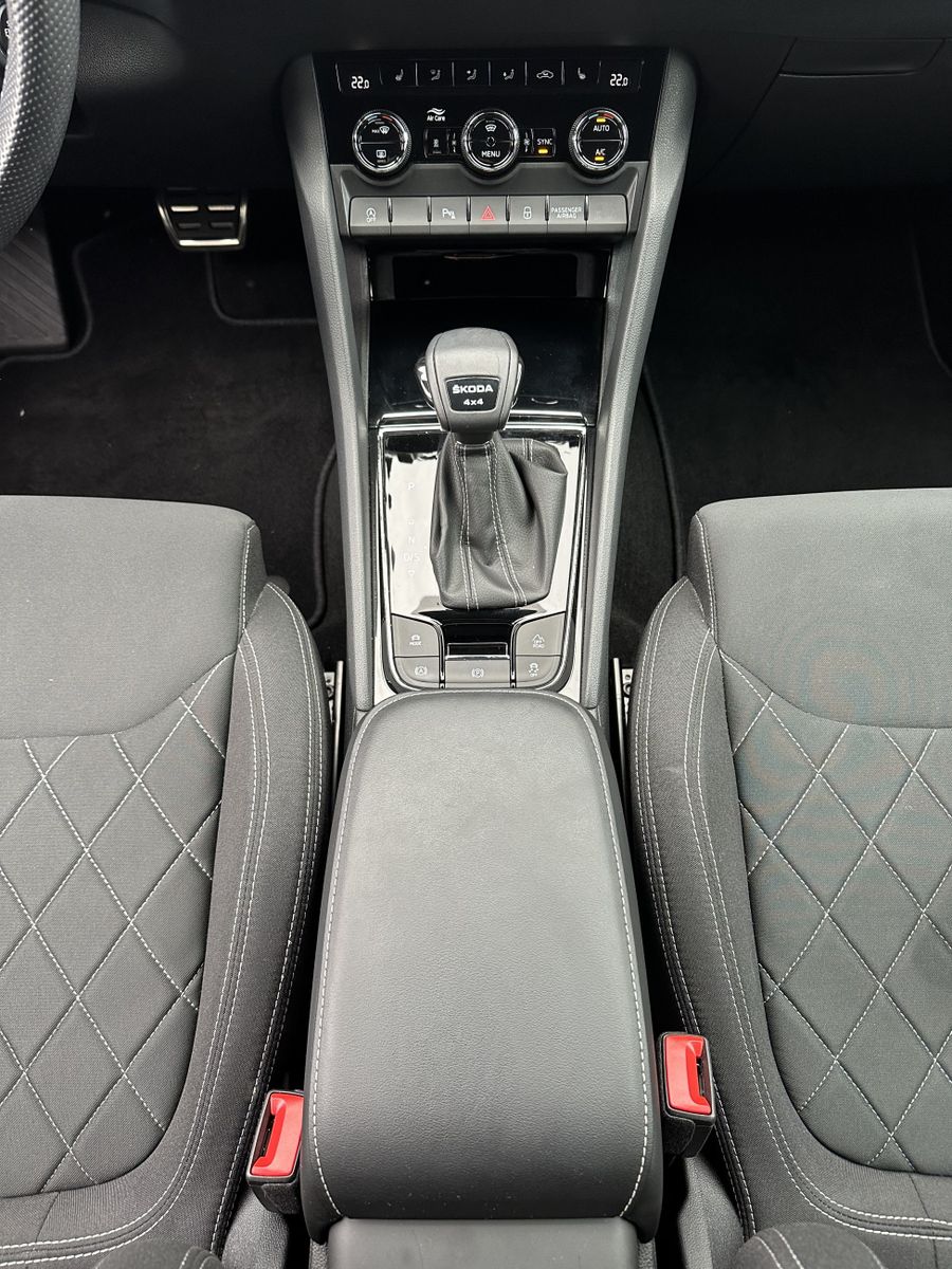 Fahrzeugabbildung SKODA Karoq 2.0 TSI 4x4 DSG Sportline NAV+LED+VCOCKPIT