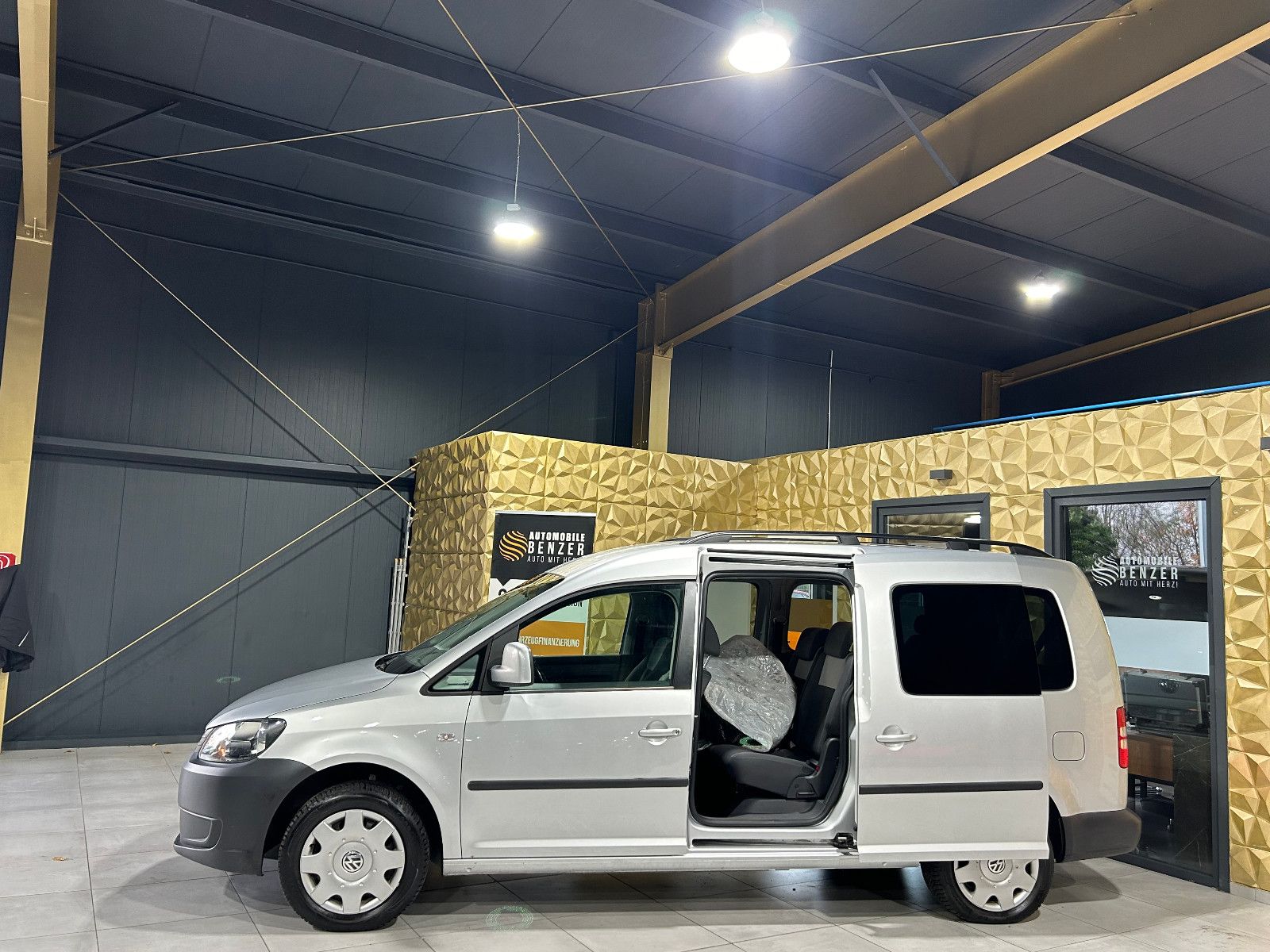 Fahrzeugabbildung Volkswagen Caddy Kasten/Kombi Maxi Trendline/7-SITZ/NAVI/KL