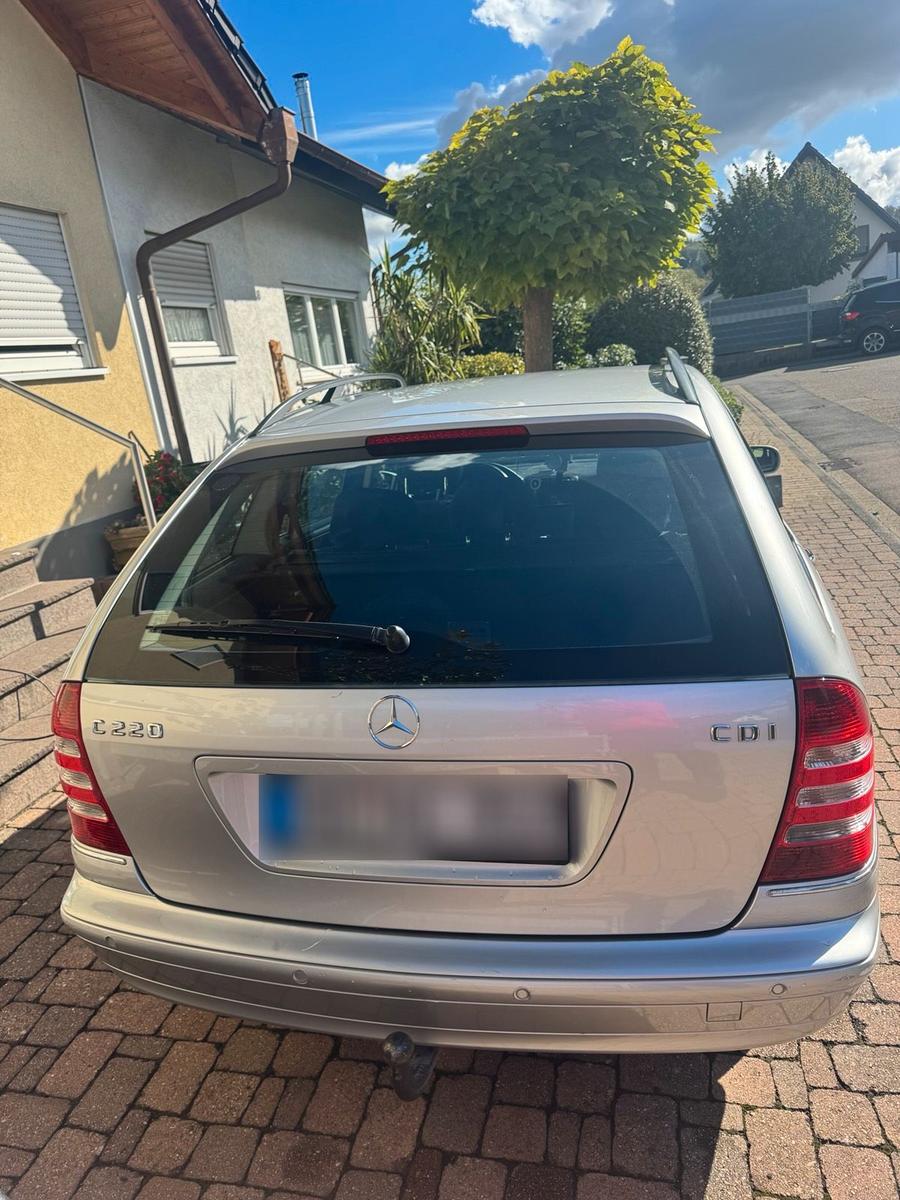 Mercedes-Benz C220 2004 — двигун 150 HP (110kW)