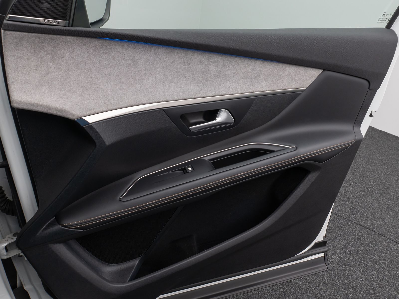 Fahrzeugabbildung Peugeot 3008 Hybrid4 300 GT Panorama 360° Massage AHK