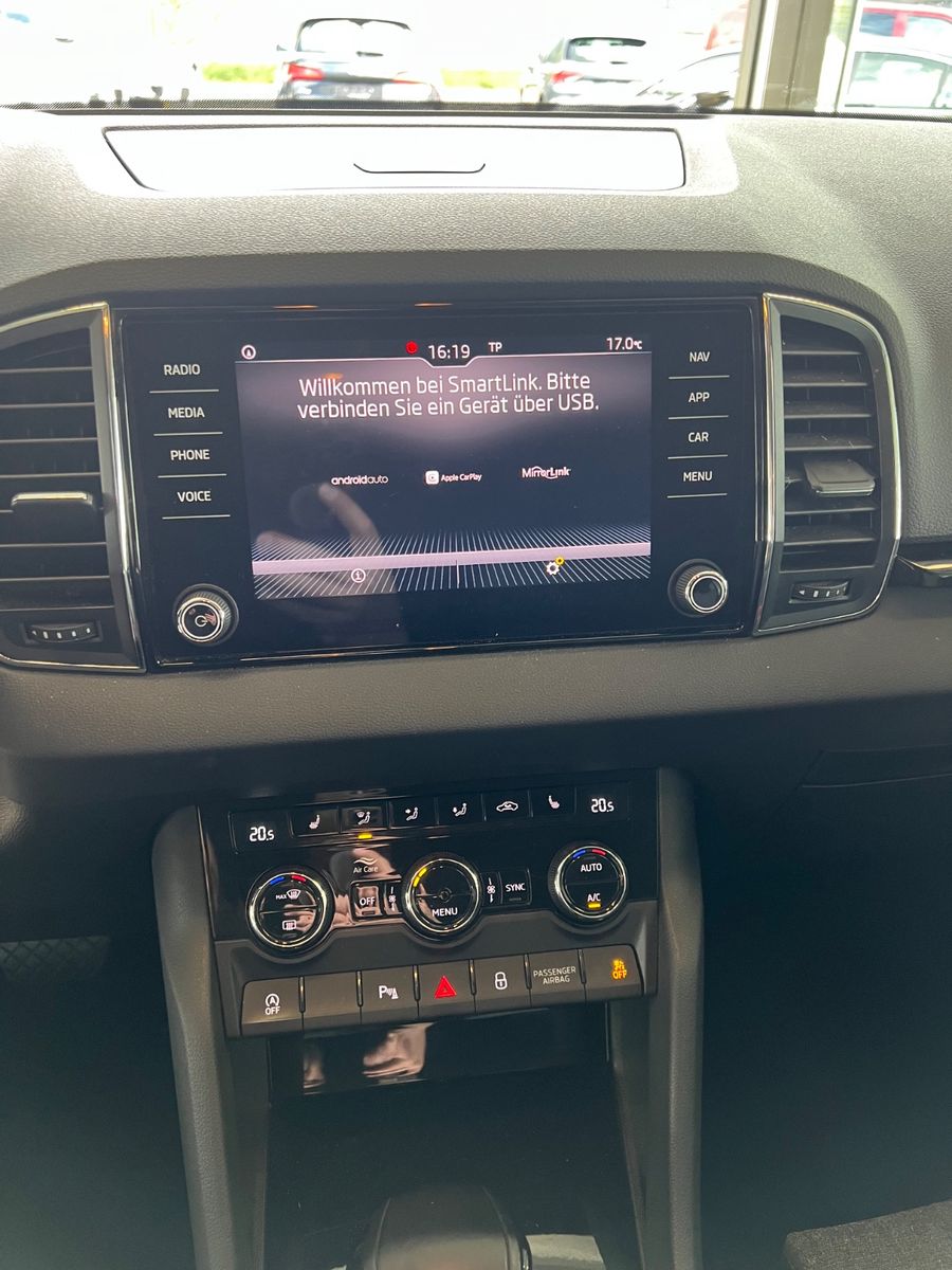 Fahrzeugabbildung SKODA Karoq Style 1.5 DSG *NAVI*KAMERA*CAR-PLAY*AHK*