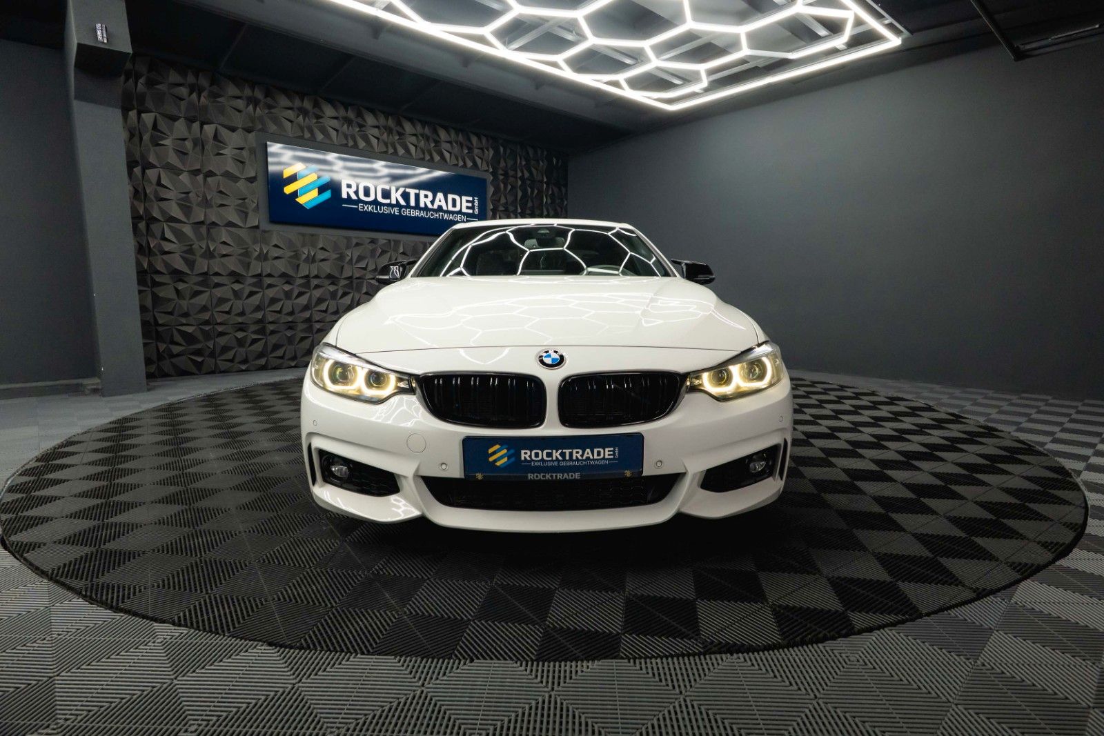 Fahrzeugabbildung BMW 420i M Sport Coupe Shadow Line Performance LCI