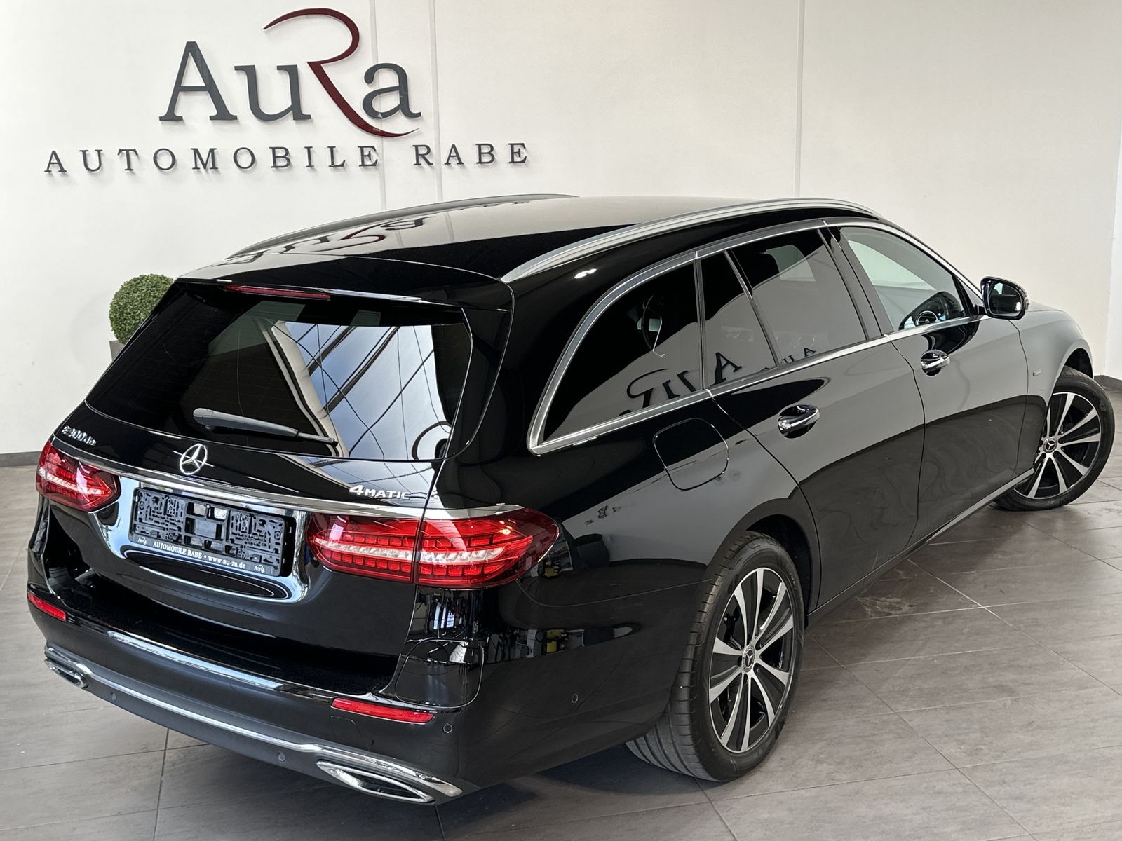 Fahrzeugabbildung Mercedes-Benz E 300de T 4M Avantgarde NAV+LED+AHK+WIDE+CARPLAY