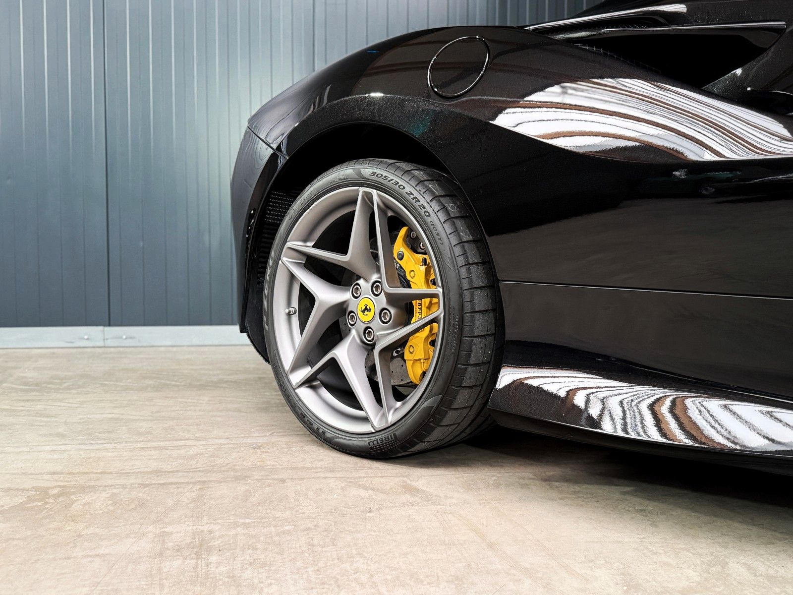 Fahrzeugabbildung Ferrari F8 Spider + Nero Daytona + Carbon + Lift + Garan