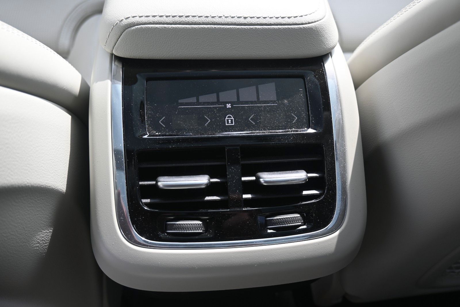 Fahrzeugabbildung Volvo XC60 B5 B  Ultra Dark AWD*B&W*PANO*LUFT*AHK*