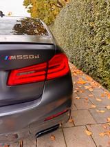 BMW M550d xDrive A - FROZEN ARCTIC GREY METALLIC - mit Diesel-Antrieb: Limousine, Metallic
