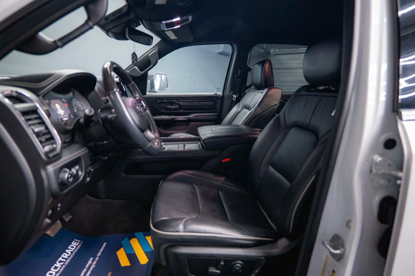 Fahrzeugabbildung Dodge RAM 5.7 V8 HEMI LIMITED Offroad Night-Paket *LED