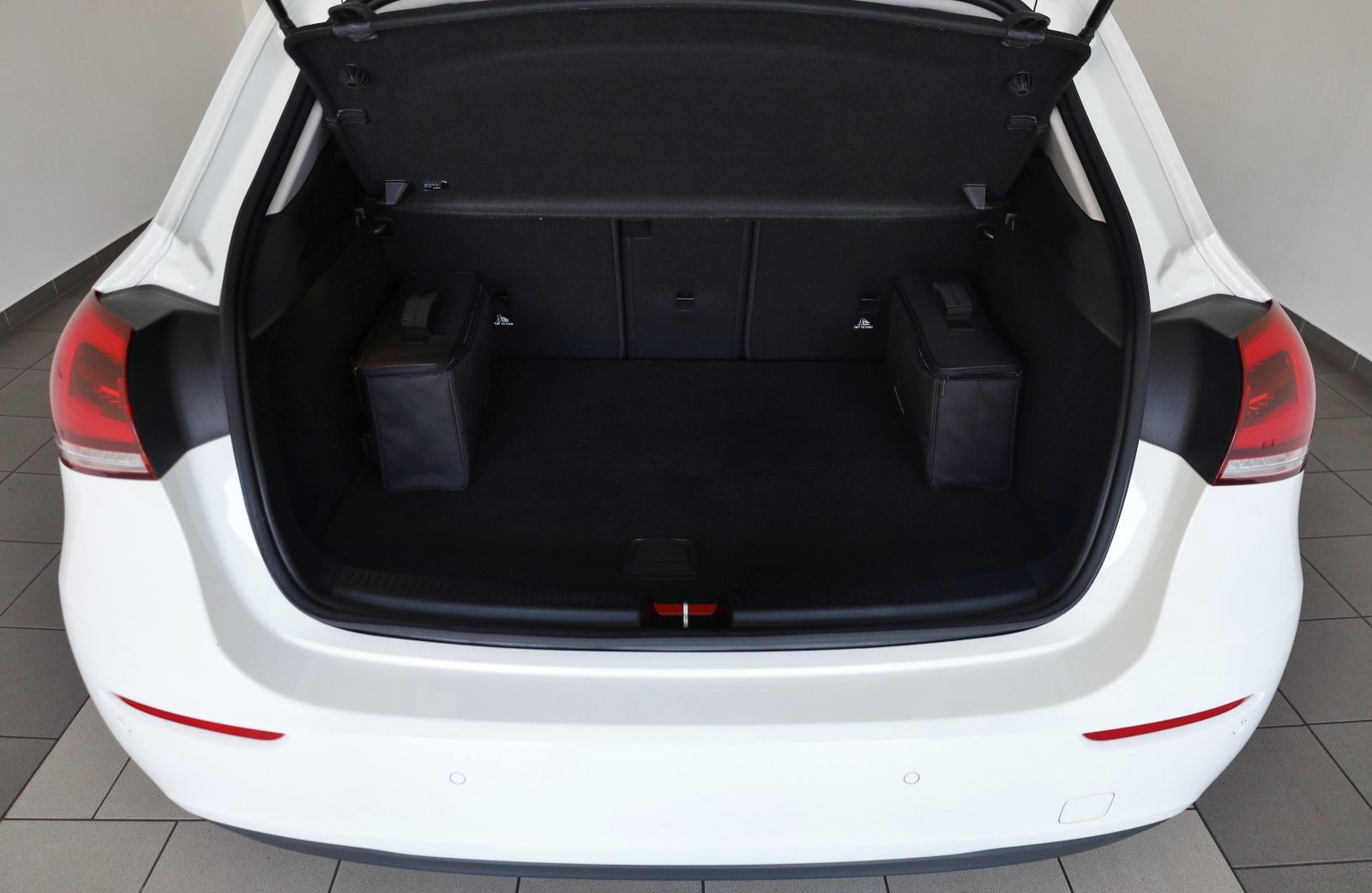 Fahrzeugabbildung Mercedes-Benz A 250 e,Style T.Leder,Navi,LED,SH,Kamera,SR+WR