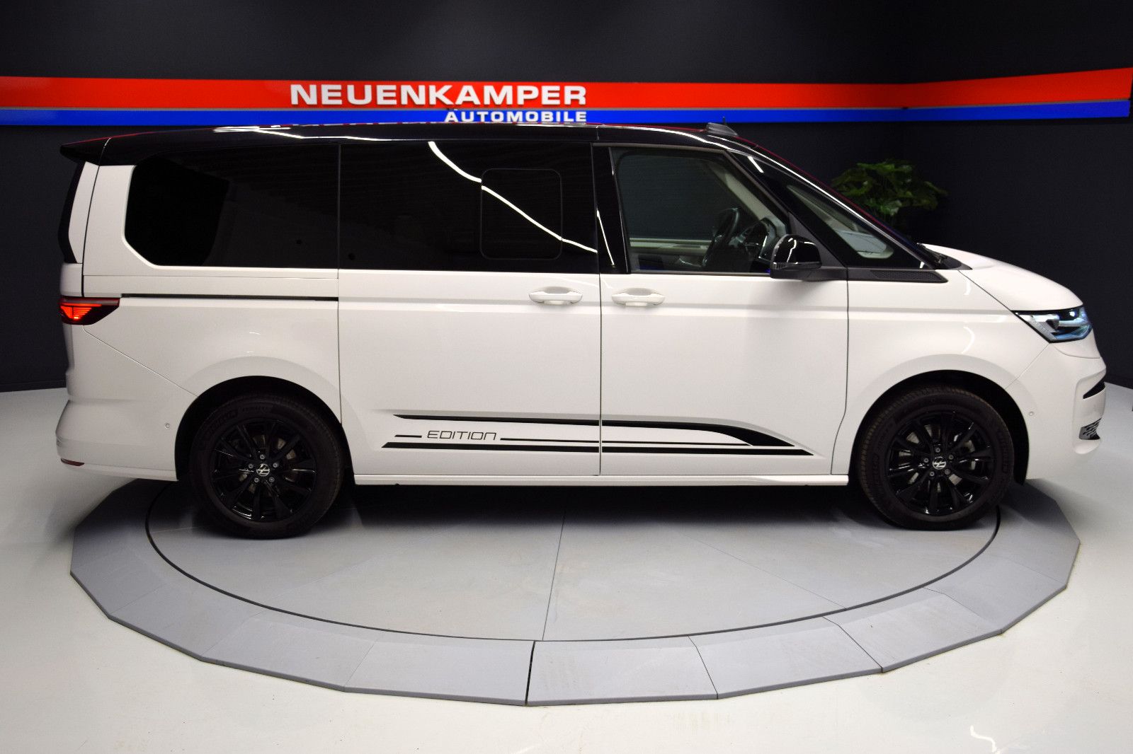 Fahrzeugabbildung Volkswagen T7 Multivan Edition lang Pano StandH. HeadUp ACC