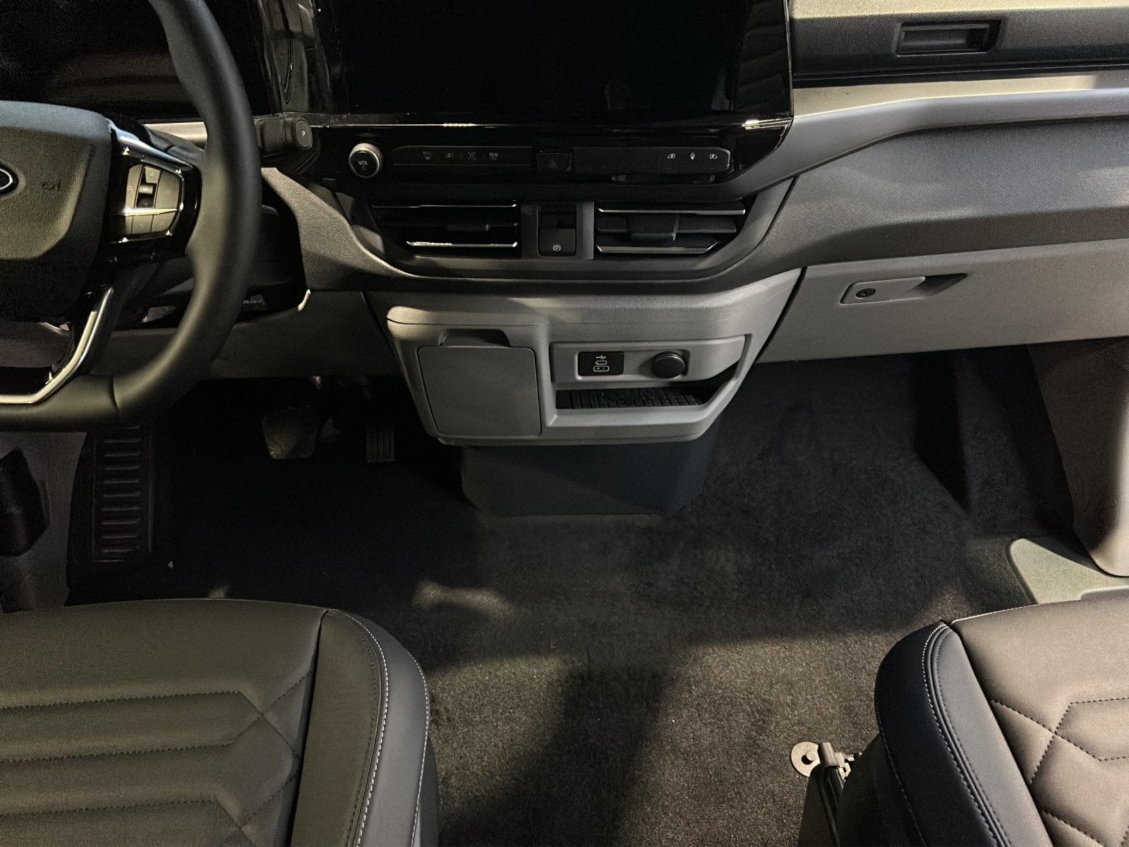 Fahrzeugabbildung Ford Tourneo Custom Titanium elekt. Tür Techn. Pak.