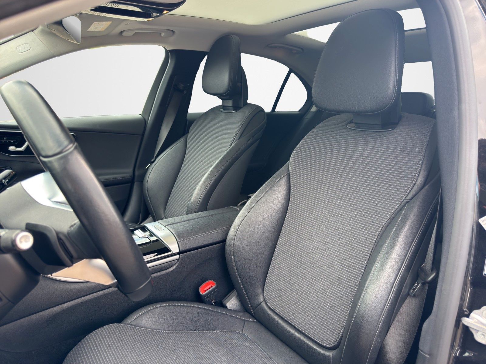 Fahrzeugabbildung Mercedes-Benz C300 4MATIC NIGHT BUSINESS PANO BUHRM MEMORY