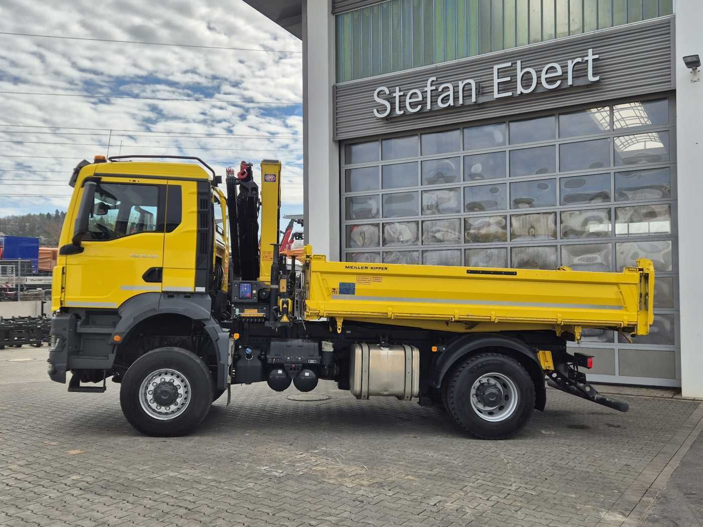 Fahrzeugabbildung MAN TGS 18.430 4x4 BL Kran HMF 1130K-RCS Funk AHK