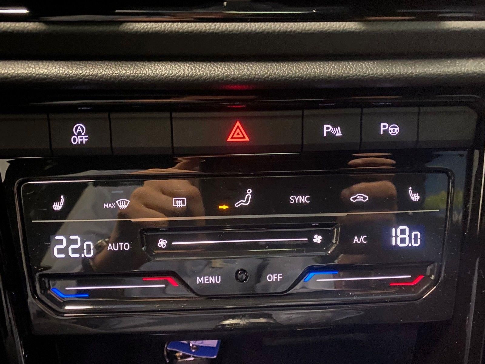 Fahrzeugabbildung Volkswagen T-Roc 1.5 TSI DSG+STYLE+PANORAMA+AHK+GARANTIE+BC