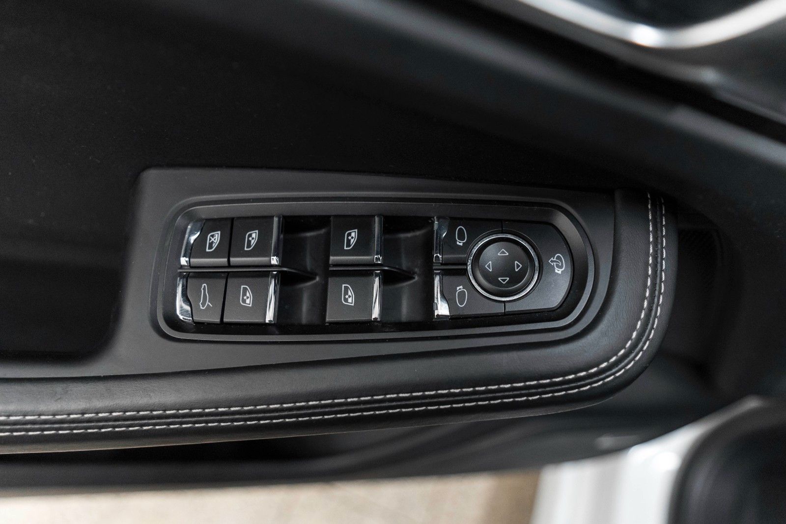 Fahrzeugabbildung Porsche Macan 2.0L ACC BOSE PANO PDLS KAM LED CARPLAY