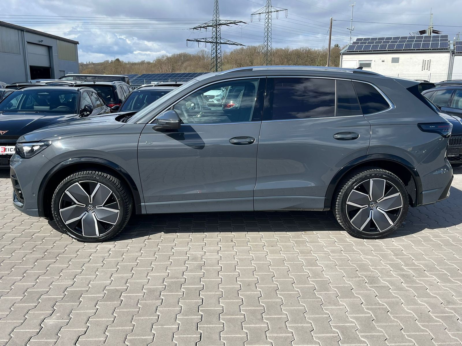Fahrzeugabbildung Volkswagen Tiguan 2.0 TDI 4M R-Line PANO*H&K*AHK*MATRIX*20"