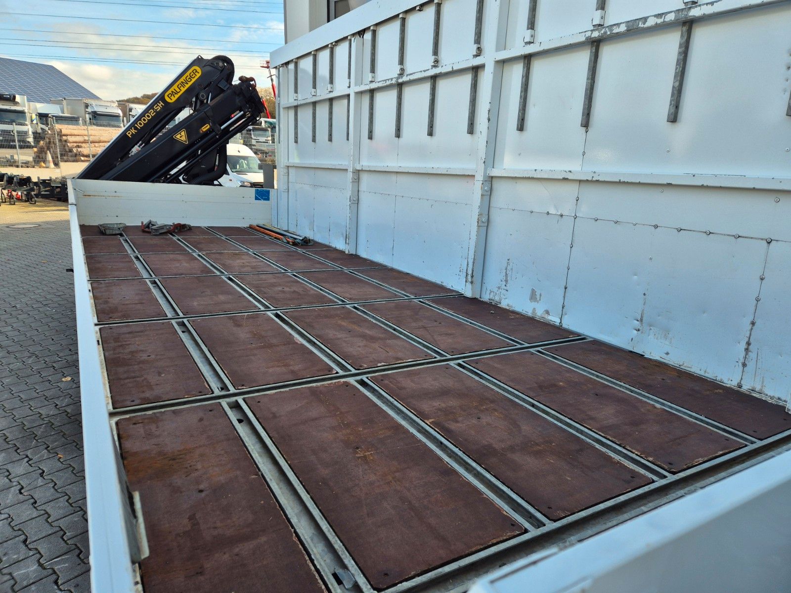 Fahrzeugabbildung Mercedes-Benz Atego 1324 L Glaswand Heckkran PK10002 SH Funk