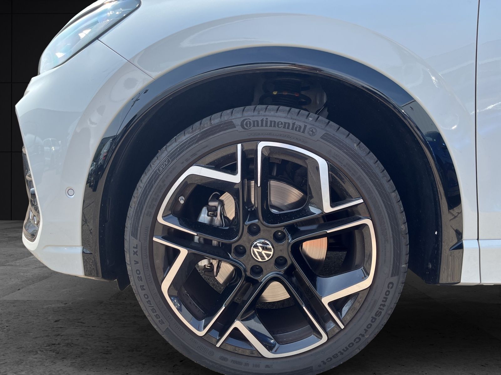 Fahrzeugabbildung Volkswagen Tiguan TDI R-Line 4M DSG MATRIX AHK PANO 20" NAV