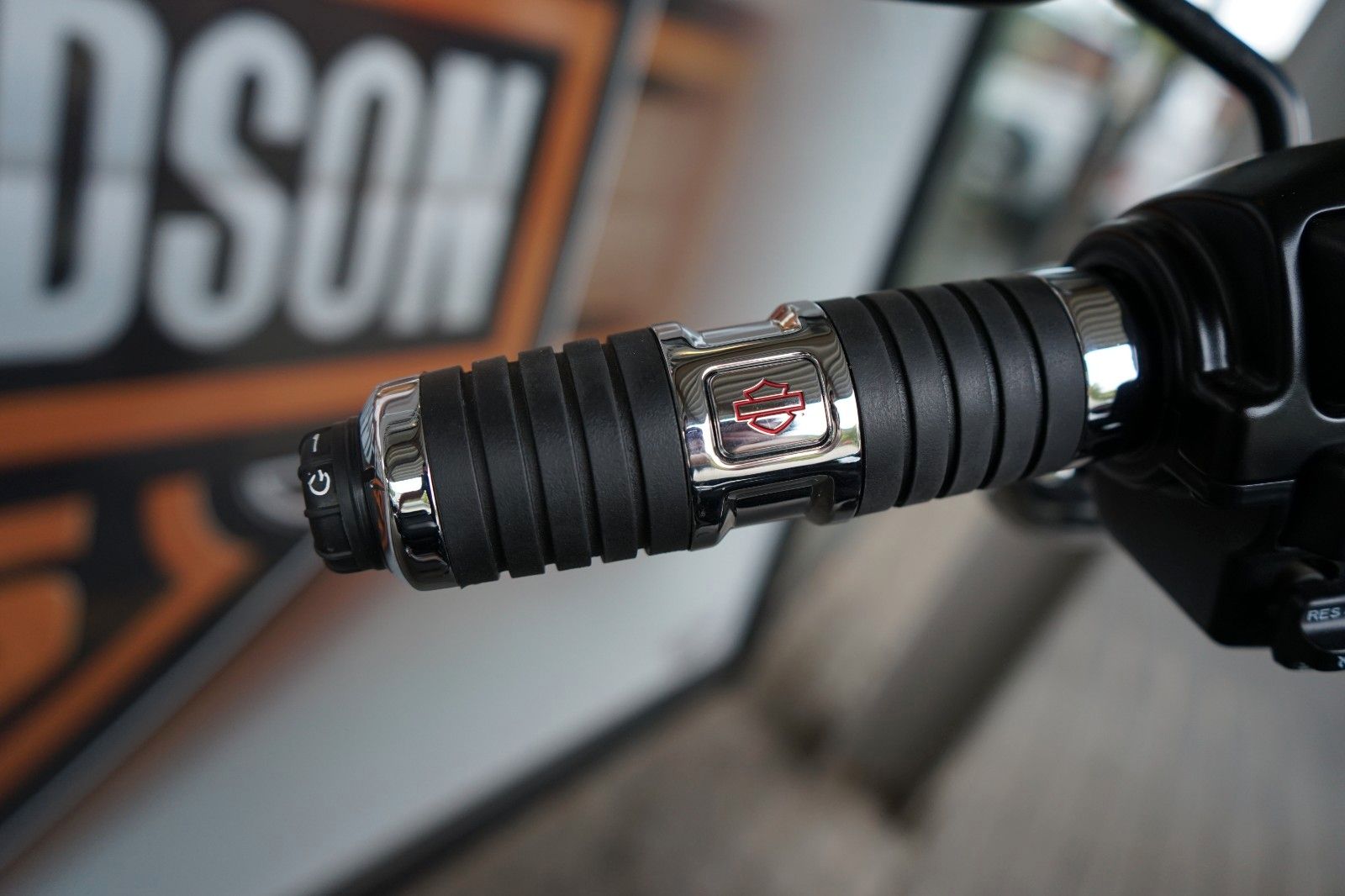 Fahrzeugabbildung Harley-Davidson Softail Sport Glide mit Jekill & Hyde Auspuff