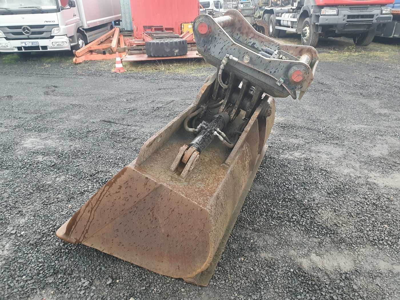 Fahrzeugabbildung Andere Hydraulischer Grabenräumlöffel / schwenkbar OQ80