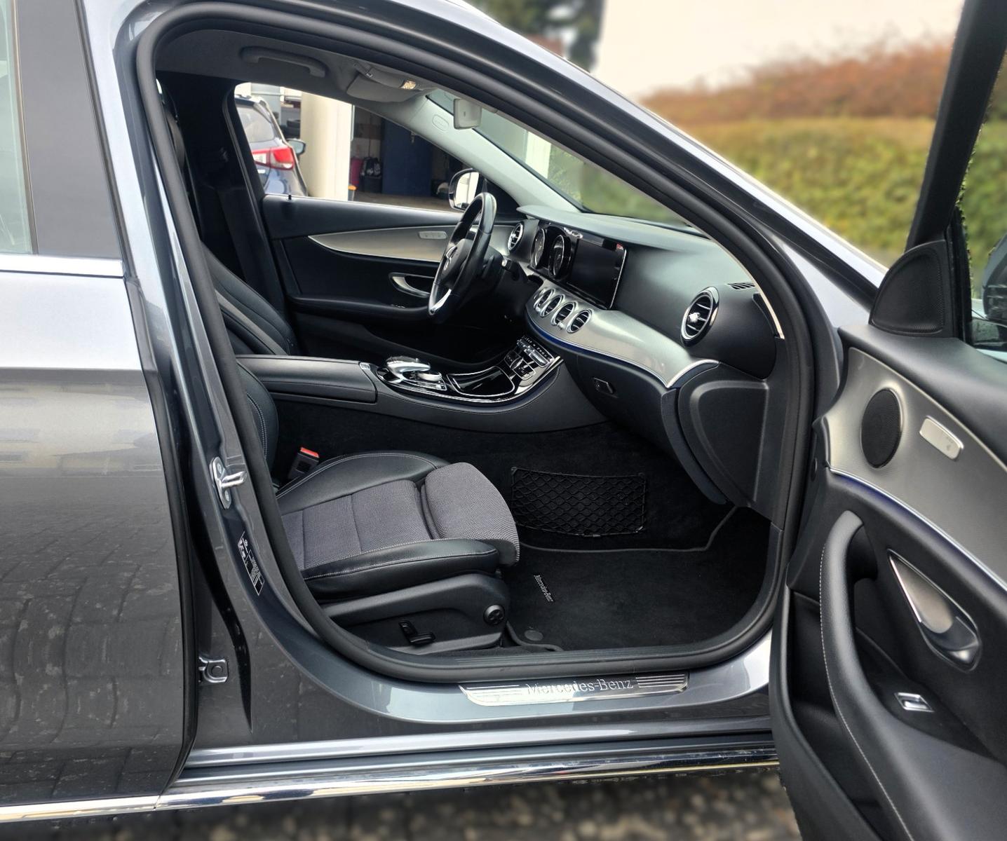Mercedes-Benz E 220D T AUTOMATIK*LED*RFK*BSA*NAVI*GRA*PDC*SHZ