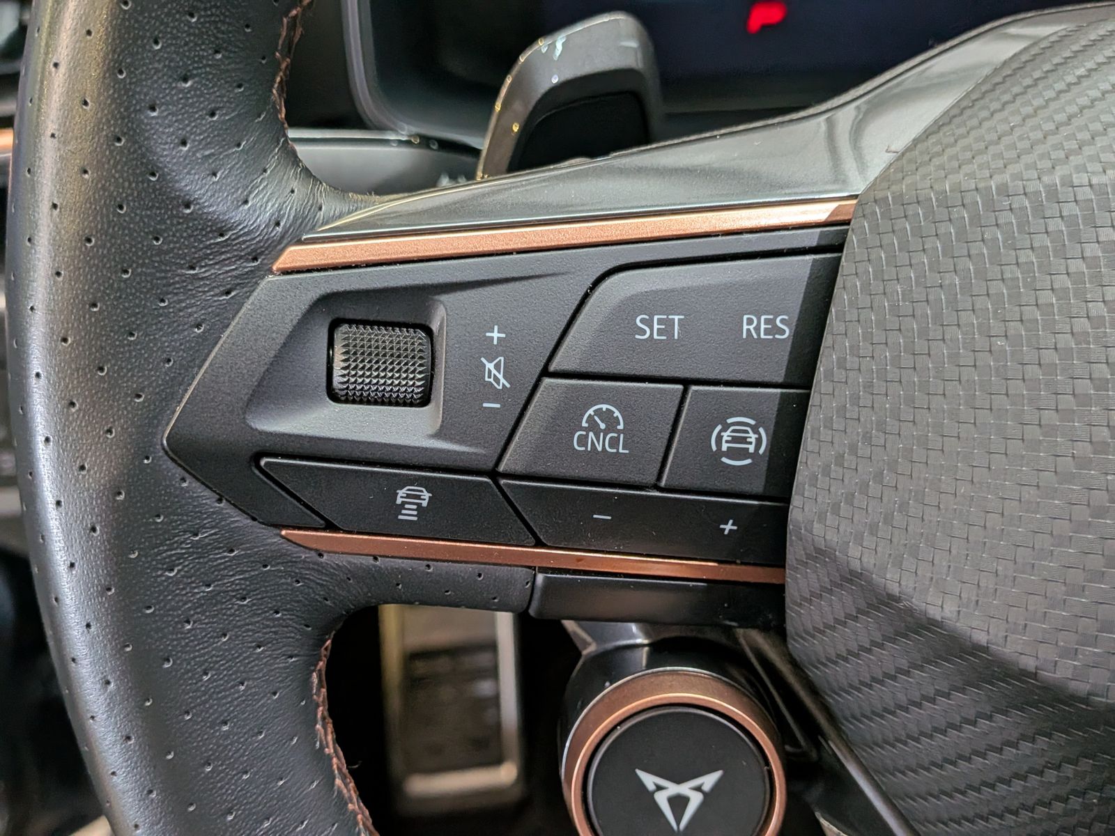 Fahrzeugabbildung CUPRA Leon 1.5 e-Hybrid MATRIX*ACC*EDGE*CARPLA*SoH100%