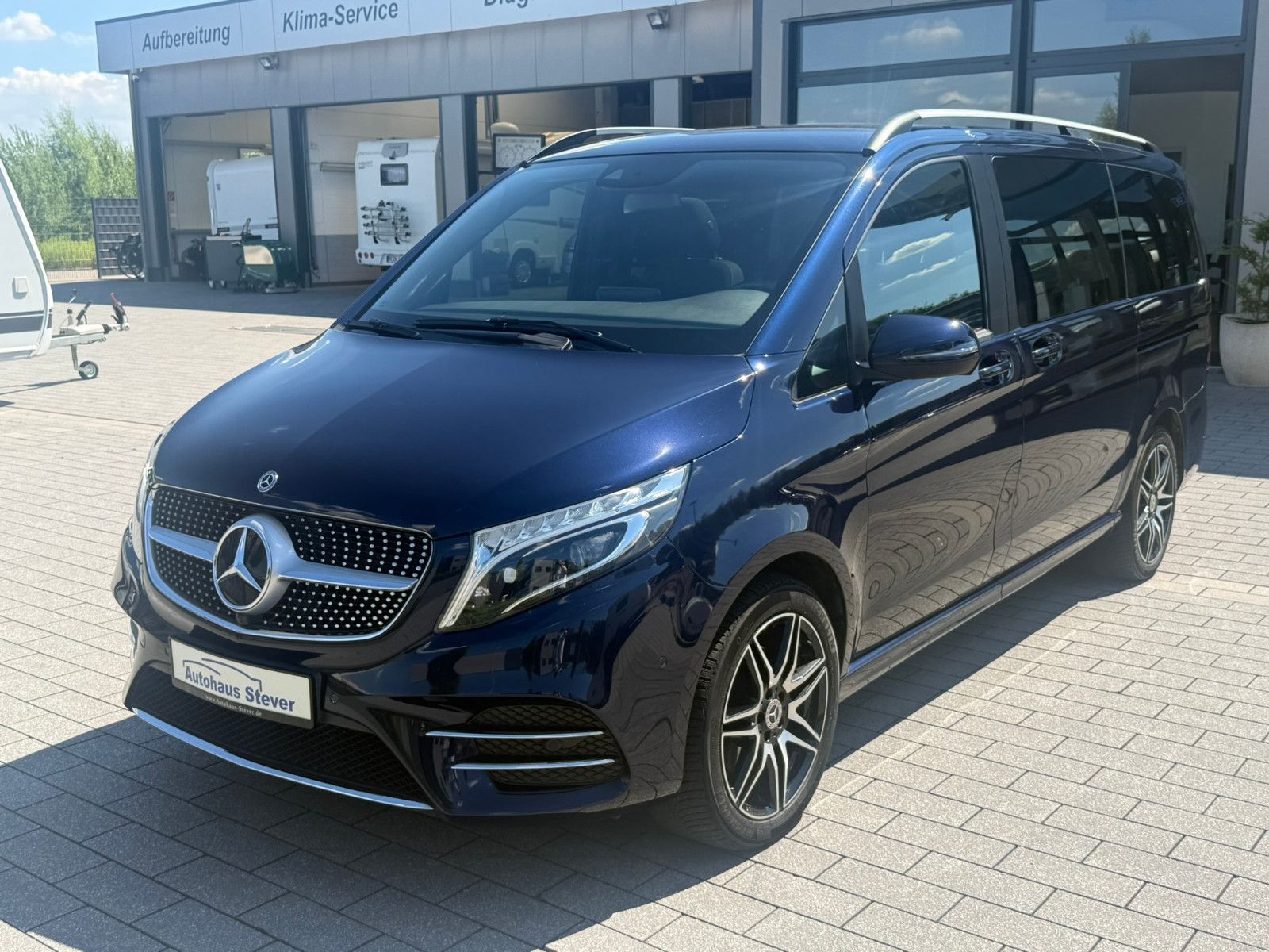 Fahrzeugabbildung Mercedes-Benz V 300 d EDITION 4MATIC lang AMG Line