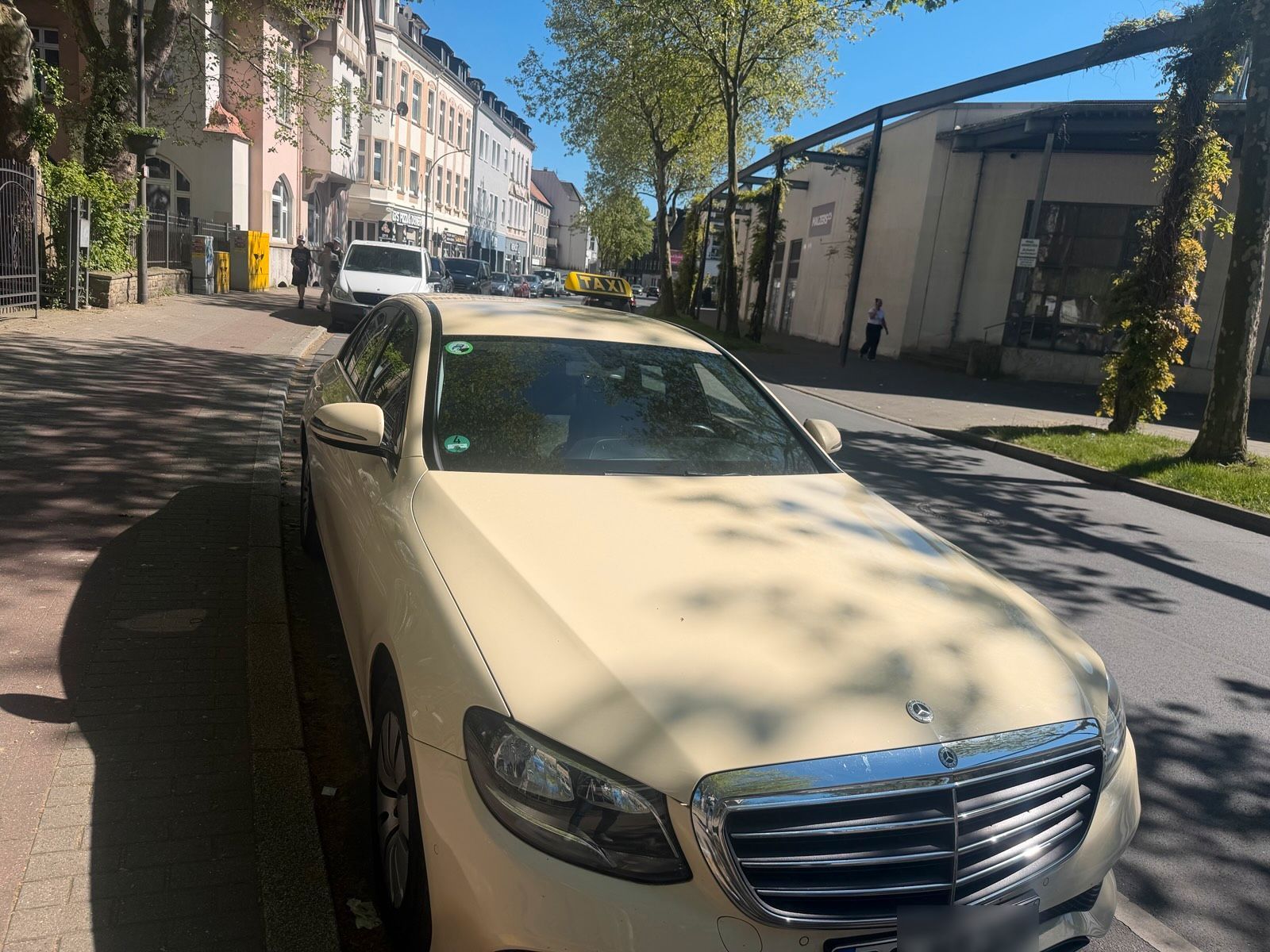 MERCEDES-BENZ E 200