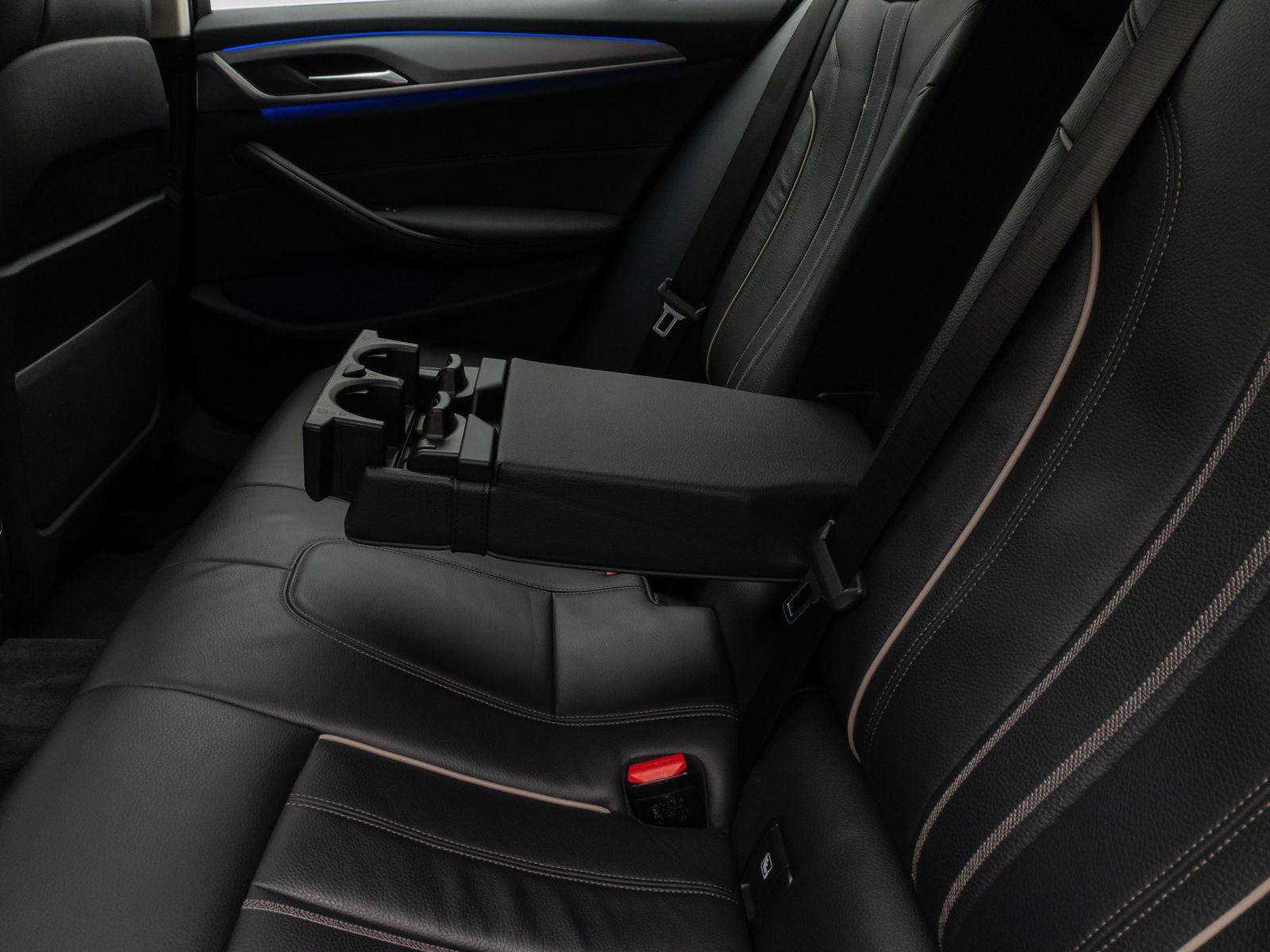 Fahrzeugabbildung BMW 530d Panorama Kamera DAB HiFi DrivAssist Komfort