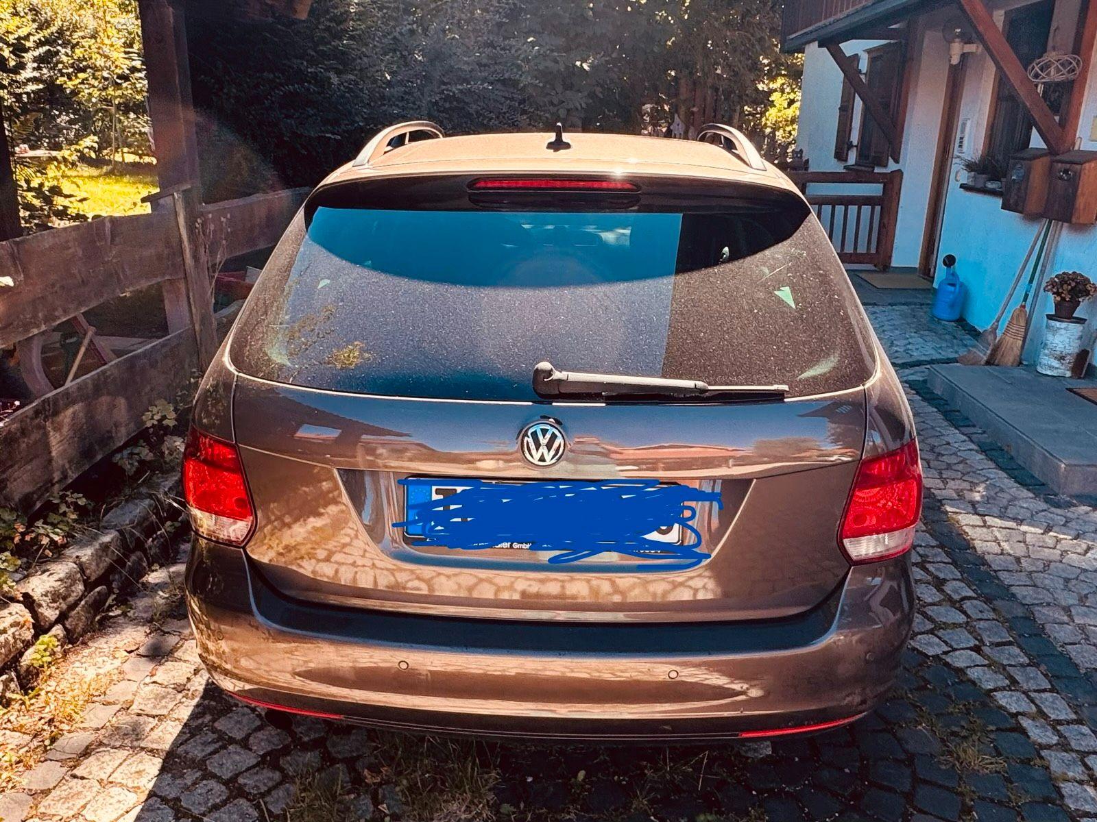 Volkswagen Golf 2011 — салон