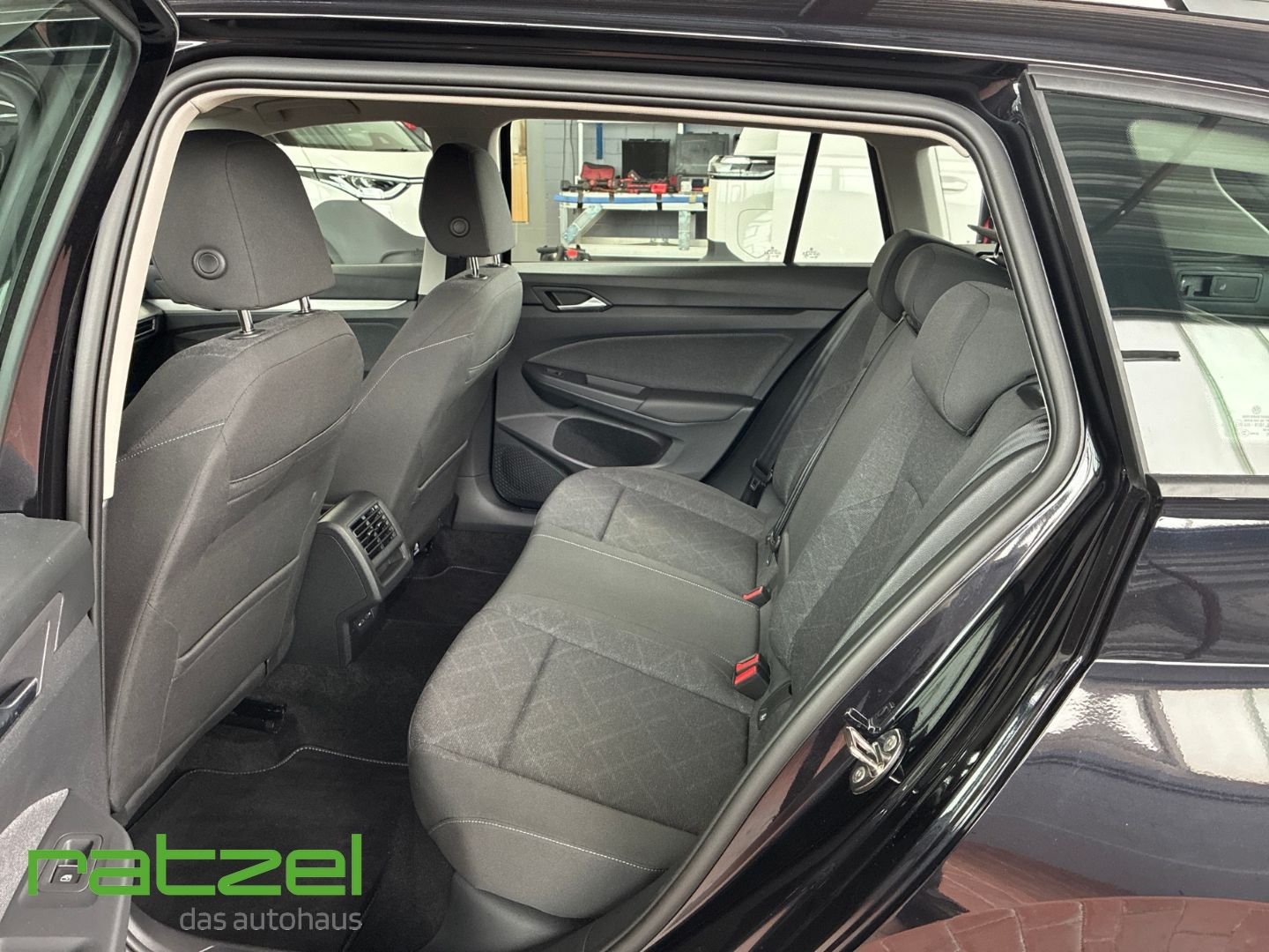 Fahrzeugabbildung Volkswagen Golf Variant VIII 1.0 eTSI Life Navi Digitales C