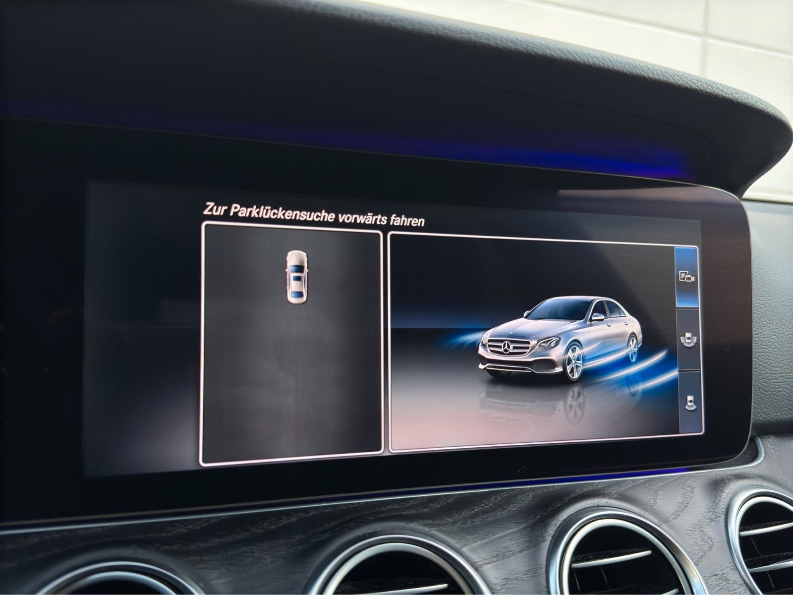 Fahrzeugabbildung Mercedes-Benz E 220d Lim. Pano/Widescreen/Kamera/MBeam