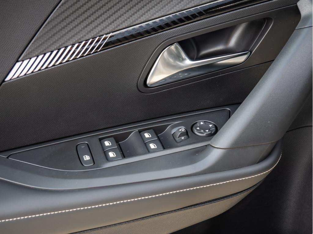 Peugeot 2008 1.2 Hybrid 110 Allure PDC SHZ KAMERA NAVI