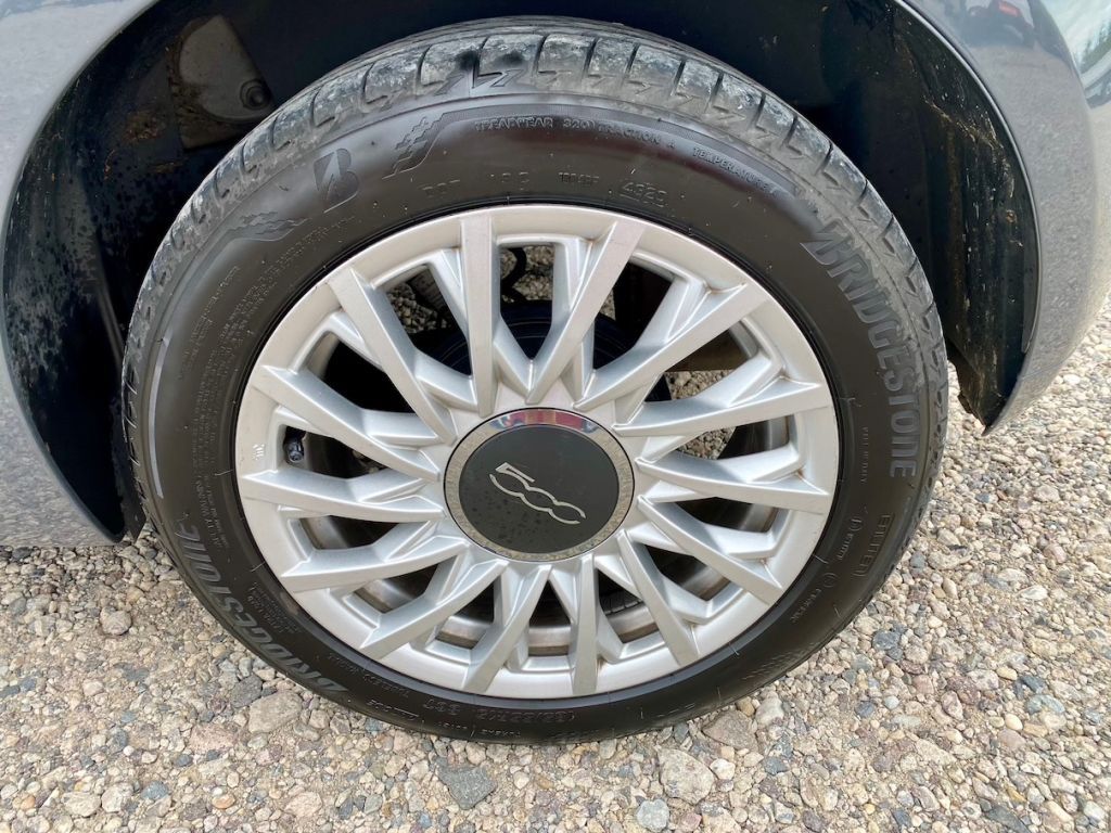 Fahrzeugabbildung Fiat 500 C 1.2 Dualogic Lounge PDC KLIMA ALU CARPLAY