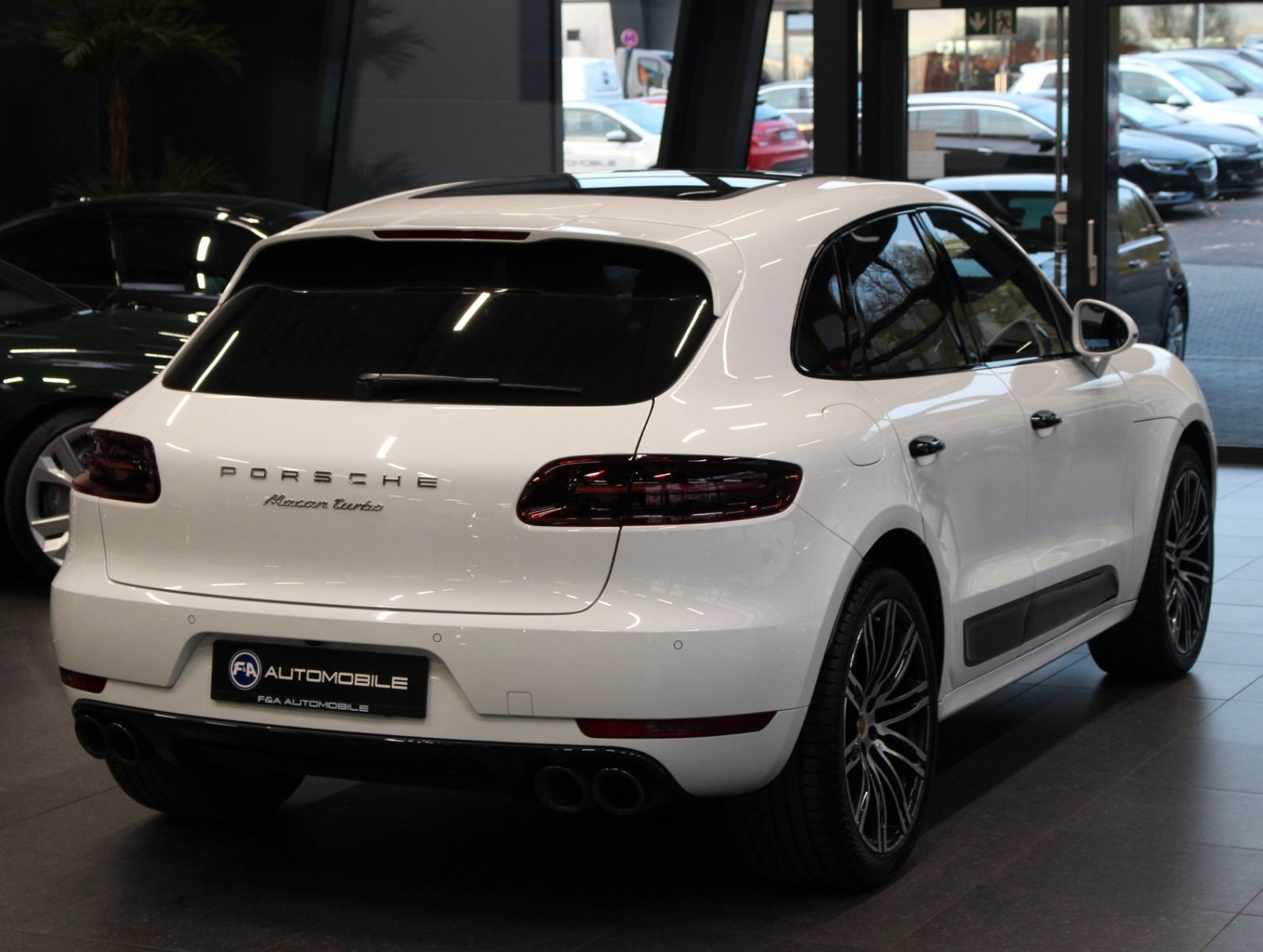 Fahrzeugabbildung Porsche Macan Turbo mit Performance Paket*2.Hand*Kamera