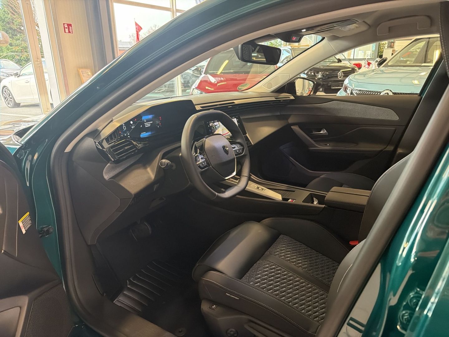 Fahrzeugabbildung Peugeot 308 Allure Hybrid 145 e-DSC6 Navi 360 Kamera ACC